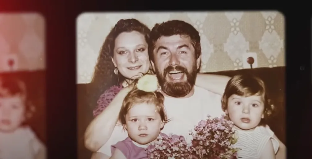 Маленький Позитив з батьками та сестрою Маленький Позитив з батьками та сестрою