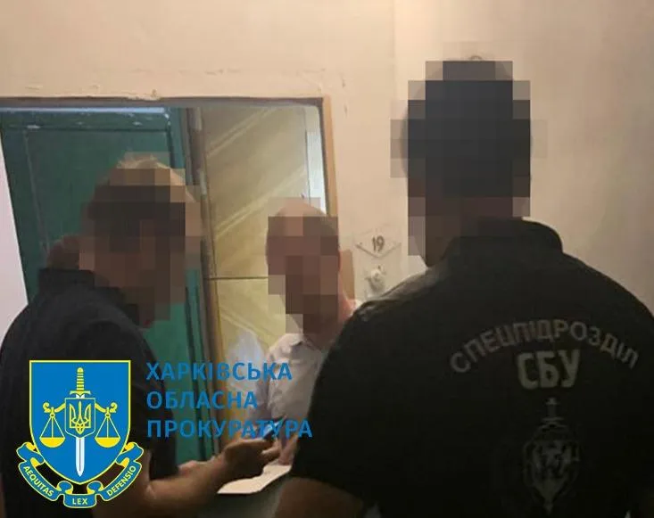 На Харківщині держслужбовець шантажував автослюсаря