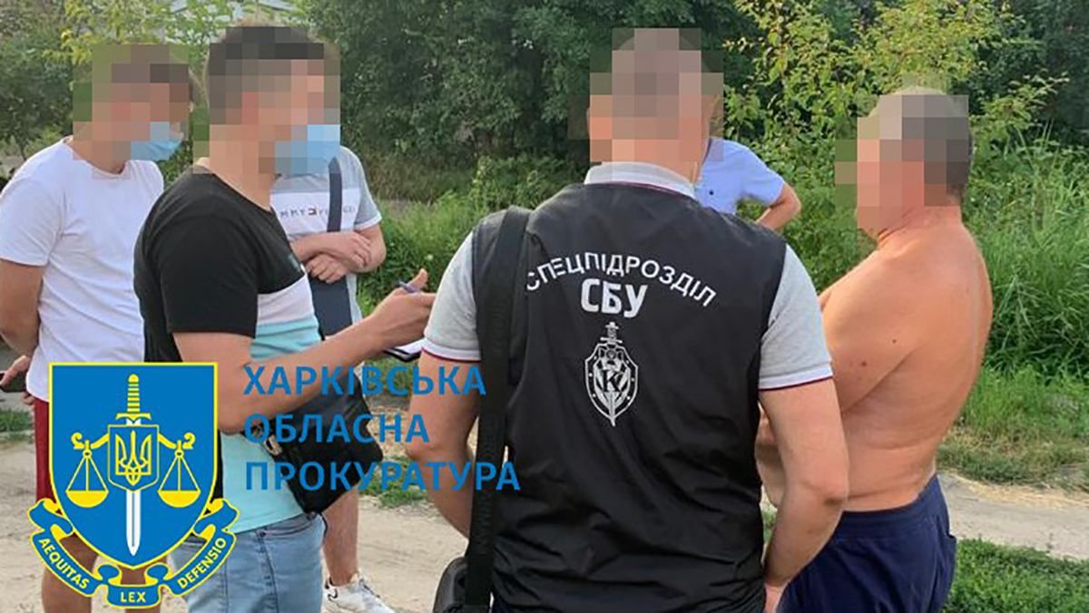 На Харьковщине бюрократ шантажировал автослесаря: госслужащего будут судить с отцом