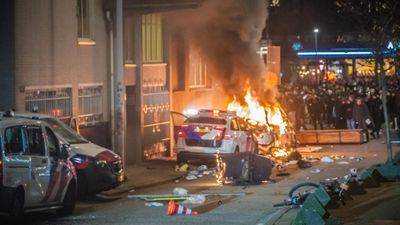 Бійки, пожежі й постріли: у Нідерландах масштабні безлади через ковід-омбеження