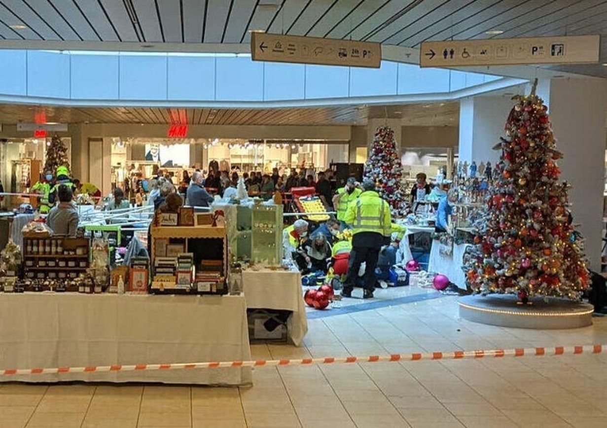 У Швейцарії зі стелі ТРЦ впала новорічна декорація: постраждали 6 жінок - 24 Канал У Швейцарії зі стелі ТРЦ впала новорічна декорація: постраждали 6 жінок - 24 Канал