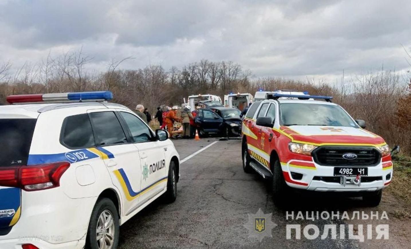 Під Бердичевом на зустрічній зіткнулися 2 авто: водії та пасажири у лікарні - Новини Житомира - 24 Канал