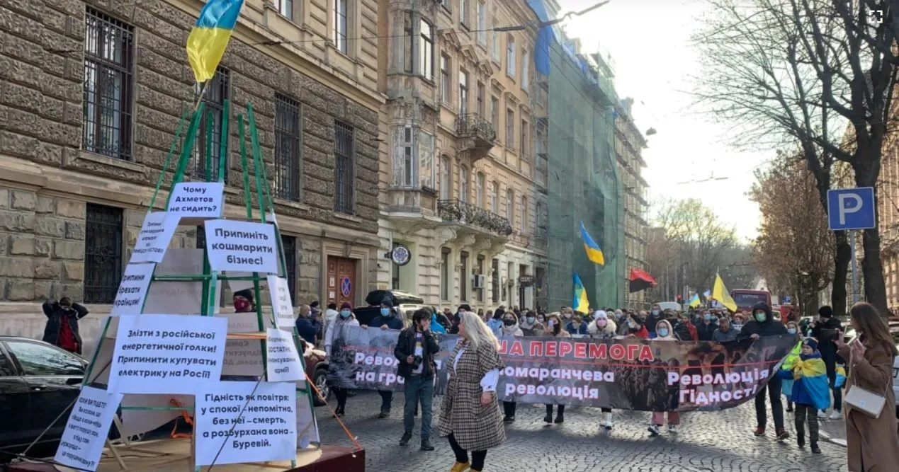 У річницю Революції Гідності львів'яни облаштували майданівську ялинку У річницю Революції Гідності львів'яни облаштували майданівську ялинку