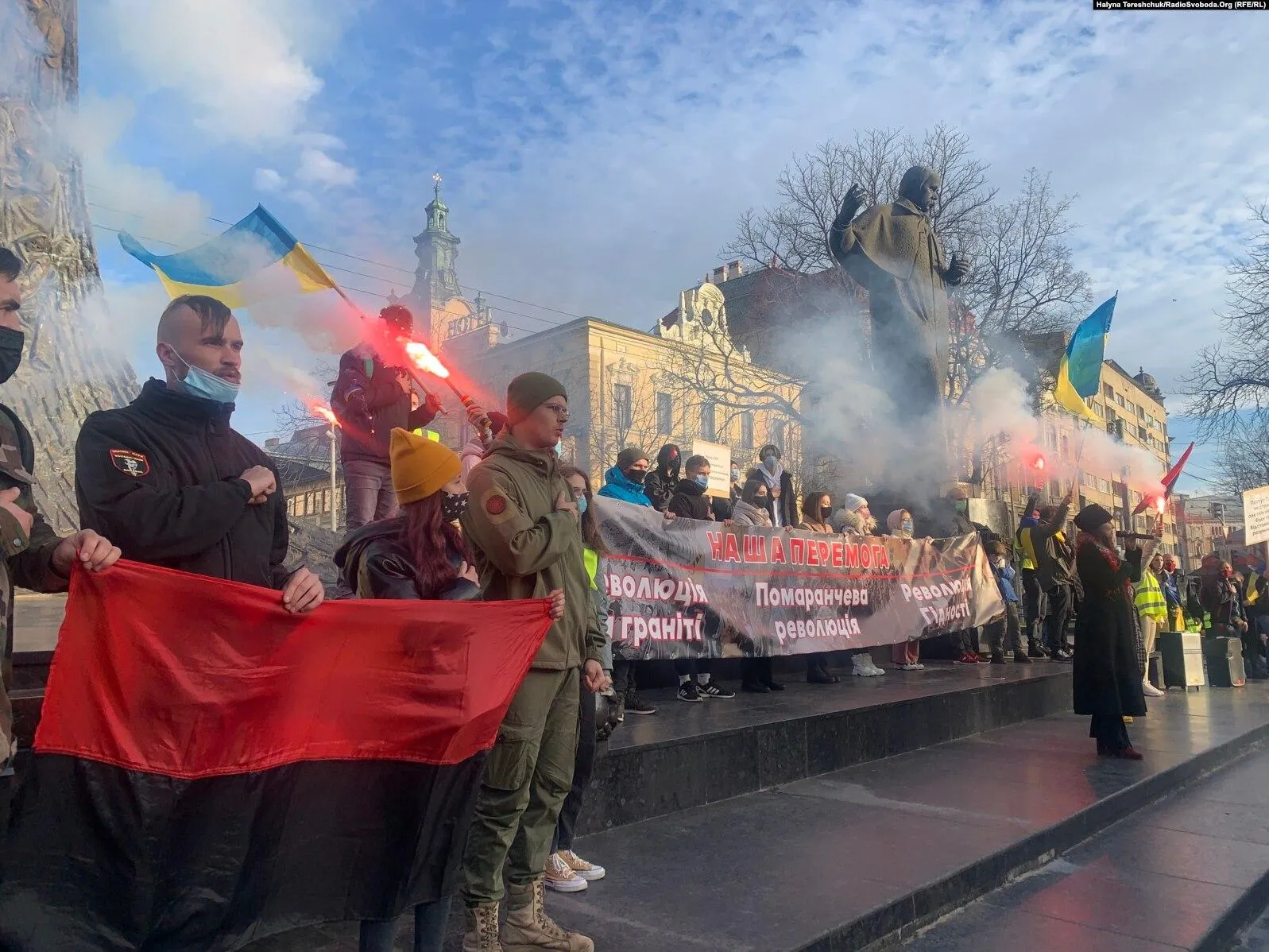 У День Гідності та Свободи львів'яни запалили фаєри У День Гідності та Свободи львів'яни запалили фаєри