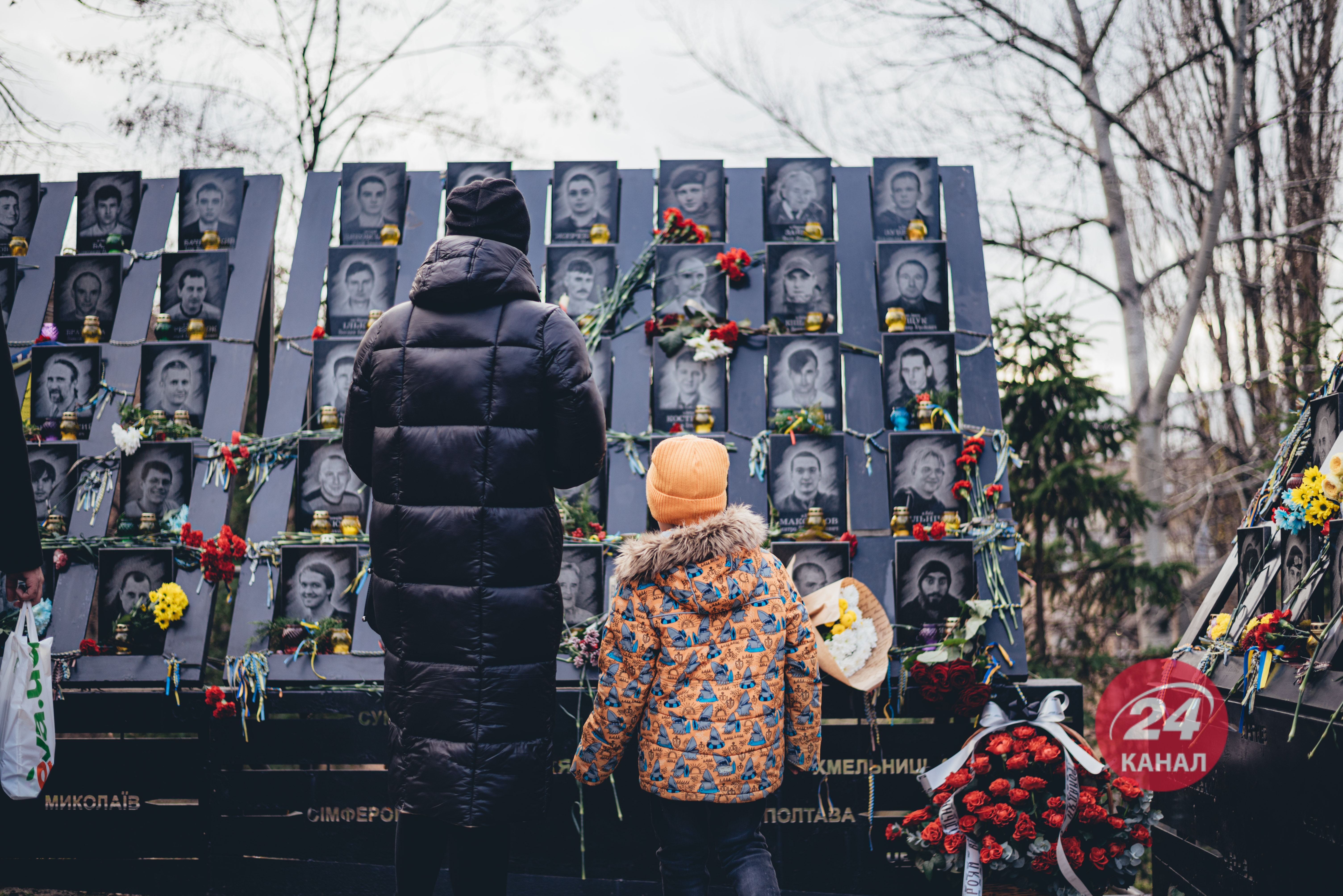 "Она всех нас сплотила": как в городах Украины отмечают годовщину Революции Достоинства