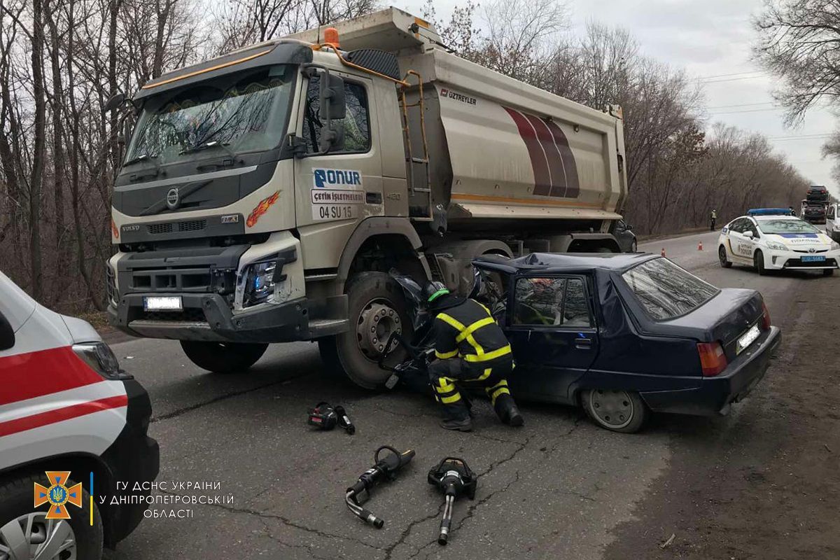 Смертельное ДТП в Кривом Роге: на объездной дороге грузовик переехал легковушку