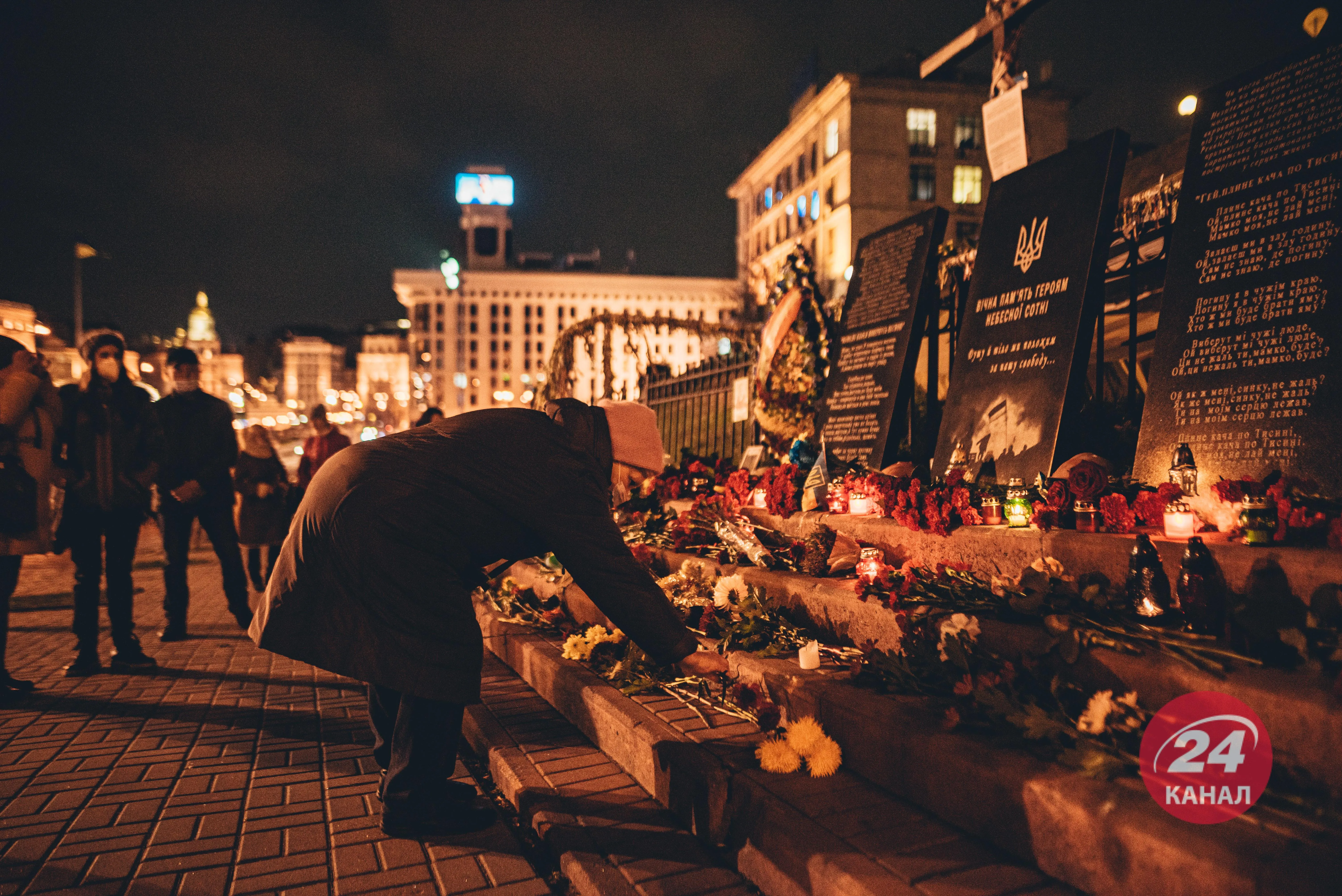 До портретів героїв поклали квіти та лампадки До портретів героїв поклали квіти та лампадки
