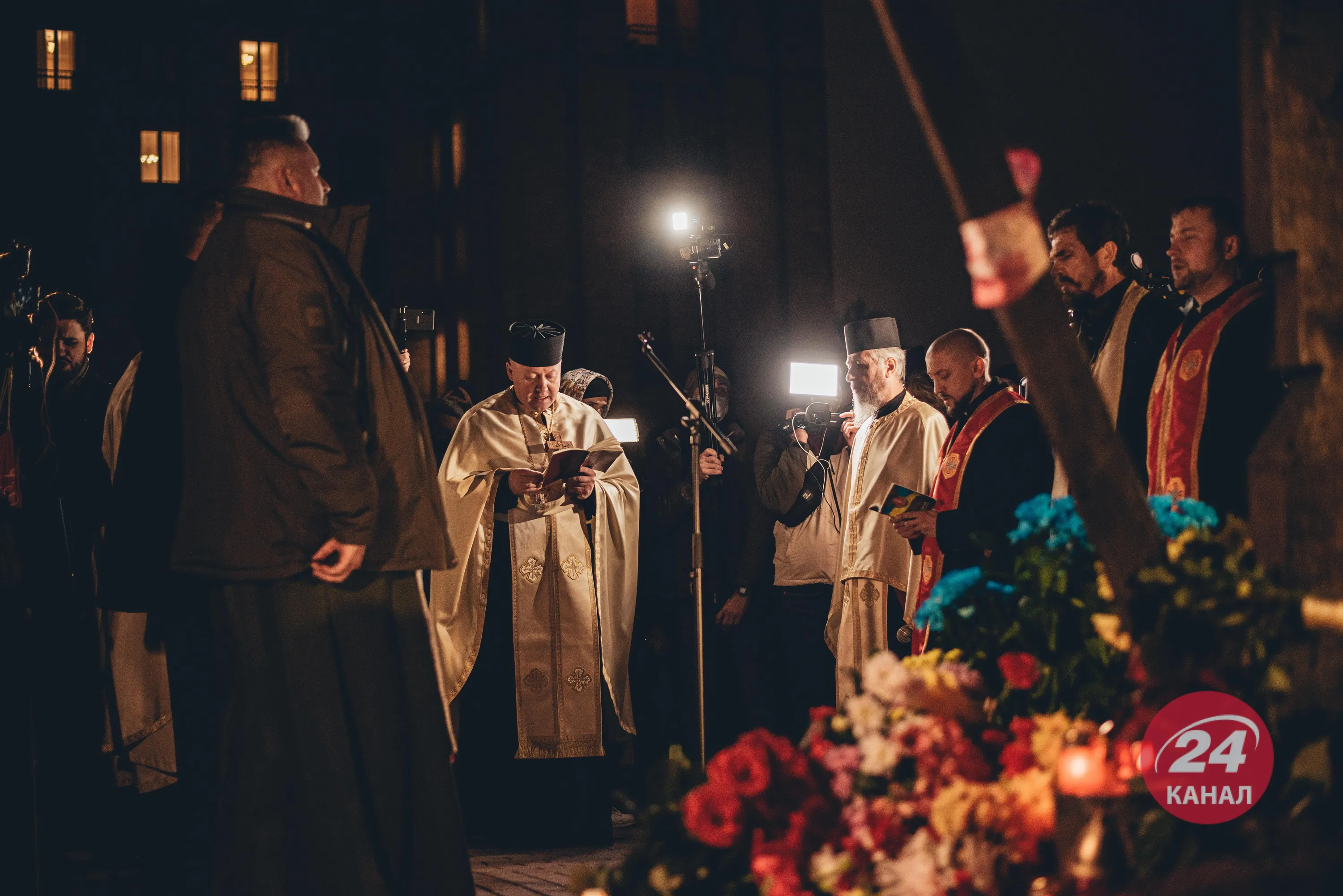 У Києві відбулася панахида за загиблими учасниками Революції Гідності У Києві відбулася панахида за загиблими учасниками Революції Гідності