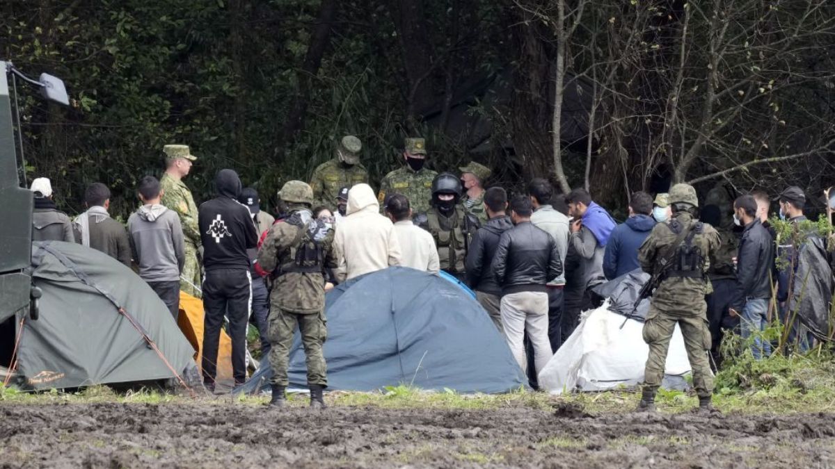 У Білорусі з табору біженців госпіталізували сотню мігрантів: є хворі на COVID-19 - новини Білорусь - 24 Канал