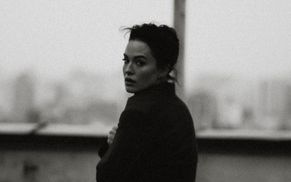 Даша Астаф'єва розбурхала мережу сталевим пресом: ефектні фото, зняті на даху