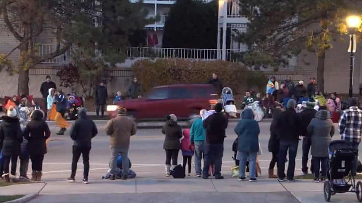 Авто на скорости протаранило рождественский парад в США: есть погибший, много раненых – видео - 24 Канал