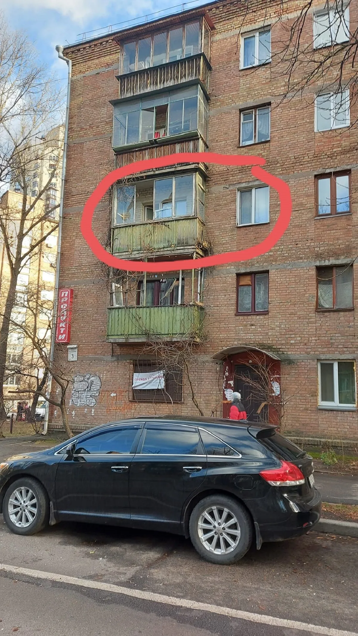 На Солом'янці у Києві чоловік викинув скло з балкону на дитину, хлопчик не постраждав