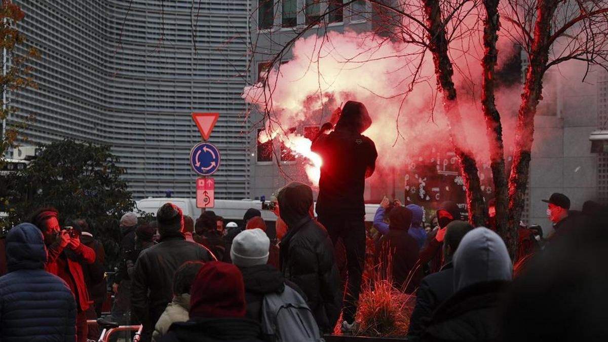 Заворушення, сльозогінний газ та поранені: як у Брюсселі пройшли COVID-протести - Україна новини - 24 Канал