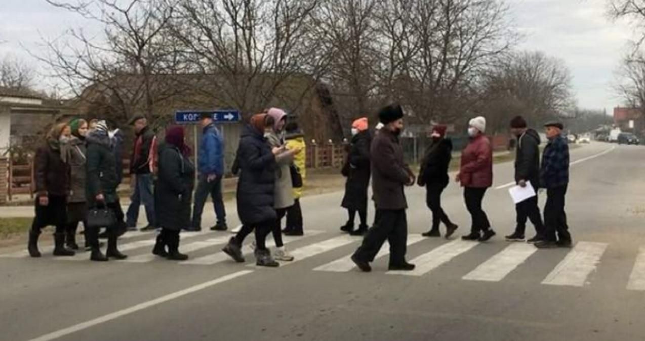 Мерзнуть без газу: на Буковині люди перекрили дорогу - Новини Чернівців сьогодні - 24 Канал Мерзнуть без газу: на Буковині люди перекрили дорогу - Новини Чернівців сьогодні - 24 Канал