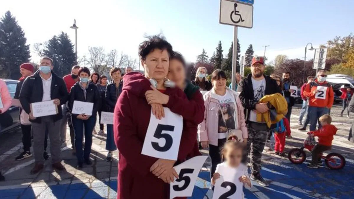 Люди чекають на документи роками Люди чекають на документи роками