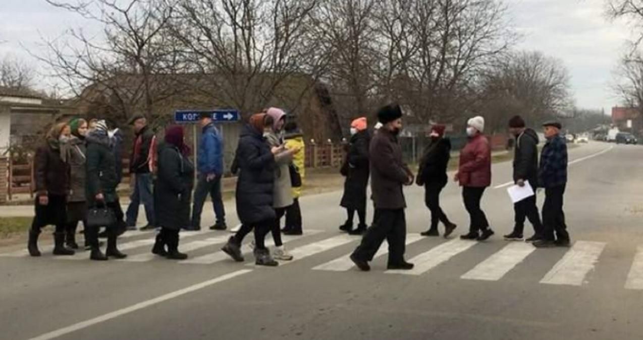 Мерзнут без газа: на Буковине люди перекрыли дорогу