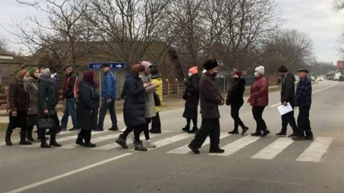 Мерзнут без газа: на Буковине люди перекрыли дорогу