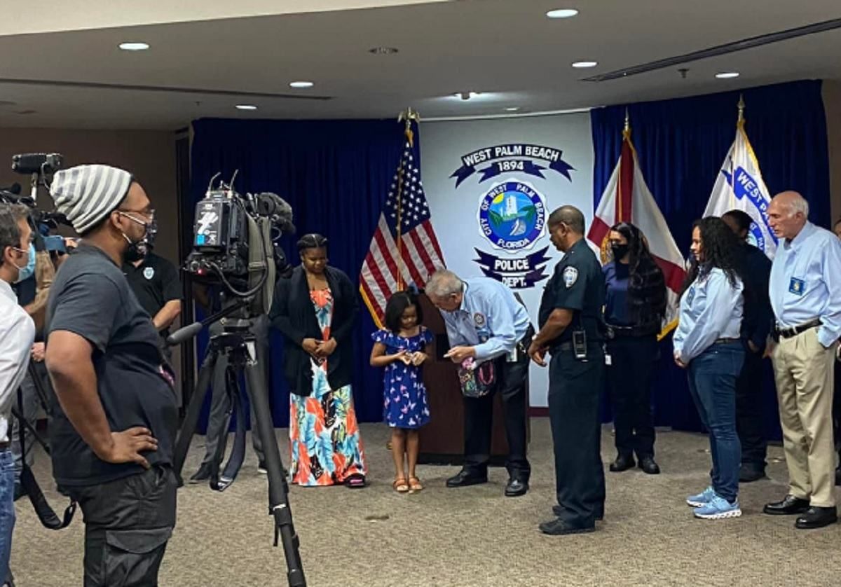 Вдарила в обличчя: у США 9-річна дівчинка врятувала маму від грабіжника - 24 Канал Вдарила в обличчя: у США 9-річна дівчинка врятувала маму від грабіжника - 24 Канал