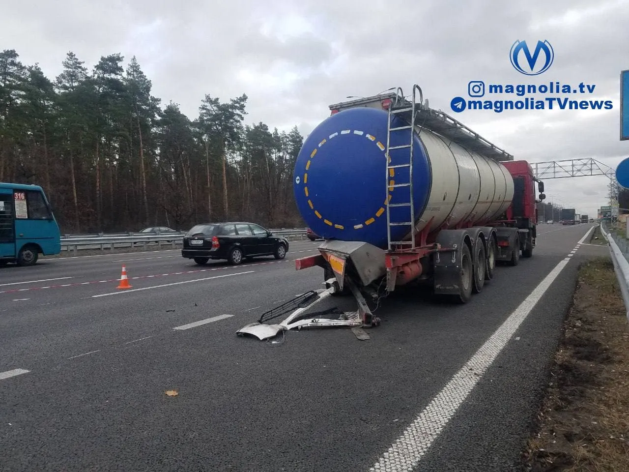 ДТП під Борисполем, зіткнення Ford та бензовоза, є потерпілі ДТП під Борисполем, зіткнення Ford та бензовоза, є потерпілі