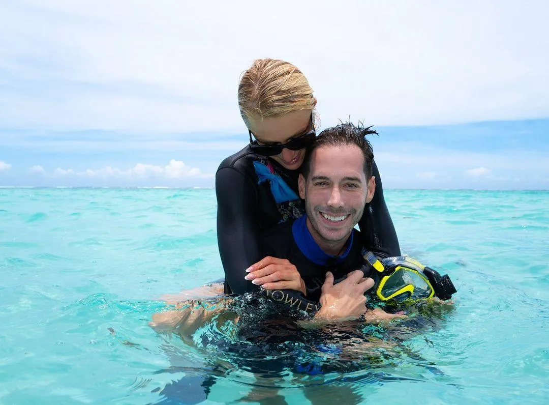 Періс Гілтон з чоловіком Картером Реумом на Бора-Бора Періс Гілтон з чоловіком Картером Реумом на Бора-Бора