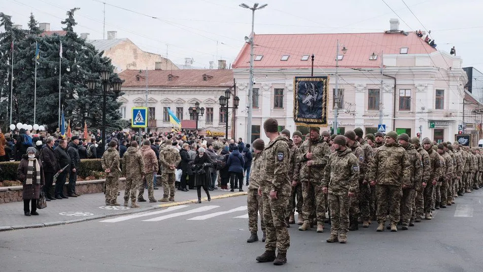 У Чернівцях військові з ООС пройшли колоною в центрі міста