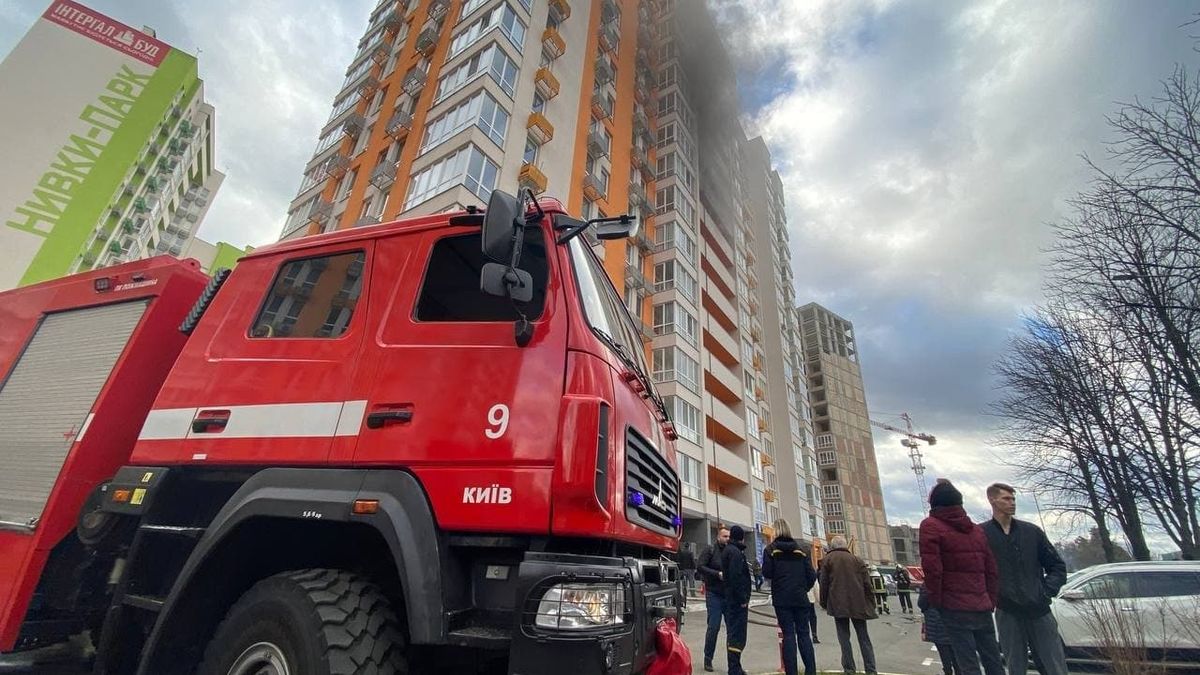 У центрі Києва спалахнула пожежа в новобудові: людей довелося евакуювати - Новини Києва - Київ