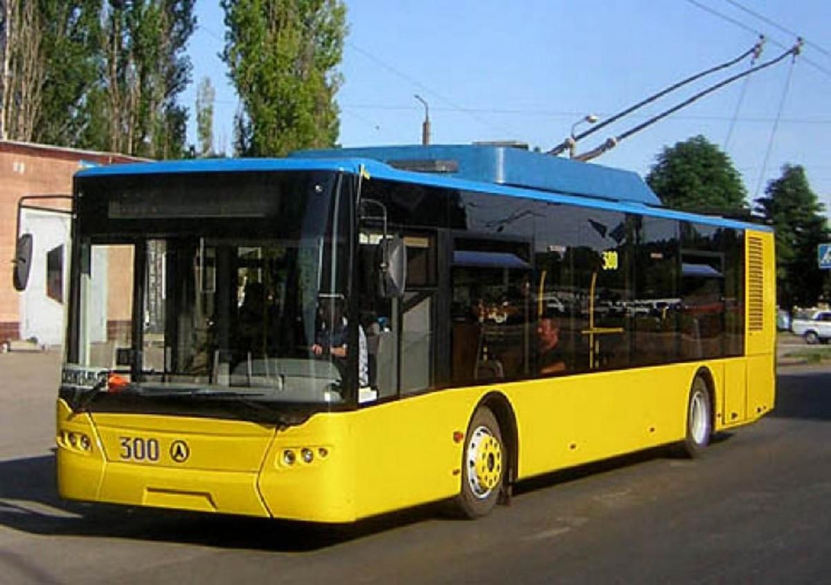 У Миколаєві водійка тролейбуса через порвані гроші побила вагітну - Україна новини - 24 Канал