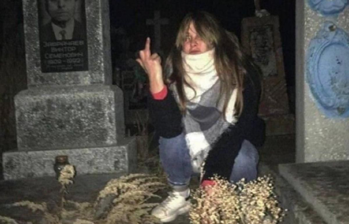 Показувала середній палець: на Волині дівчина влаштувала обурливу фотосесію посеред могил - Україна новини - 24 Канал