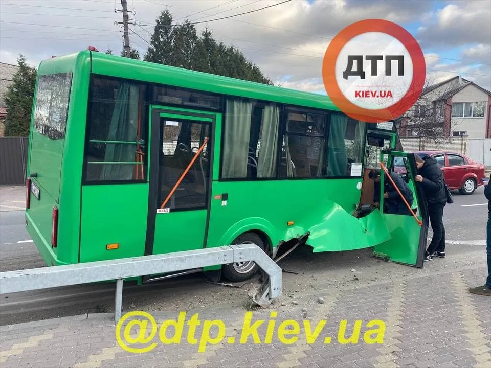 Аварія з маршруткою під Києвом, пасажири не постраждали