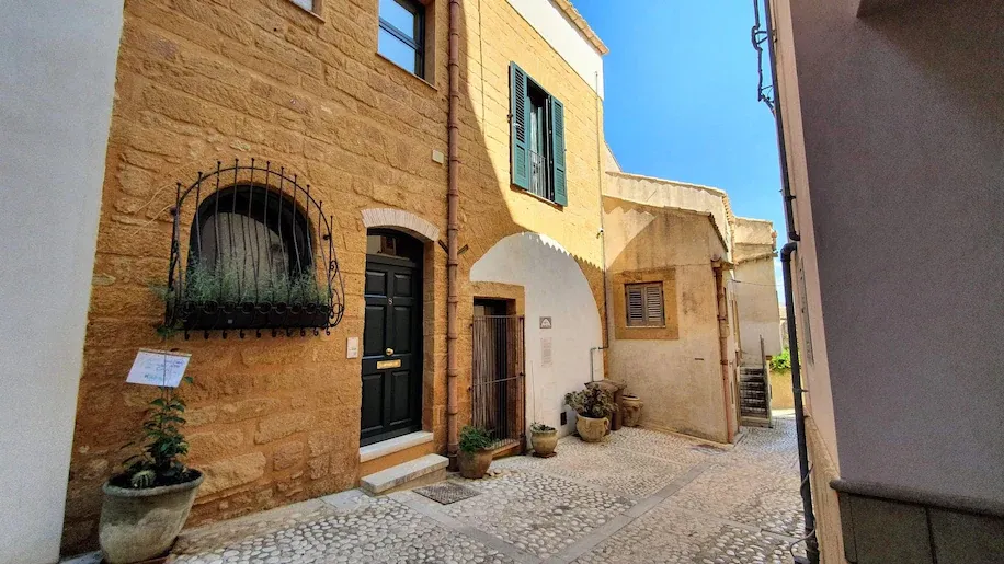 Це люди, які купили будинки в Італії за 1 євро: як змінилося їхнє життя 