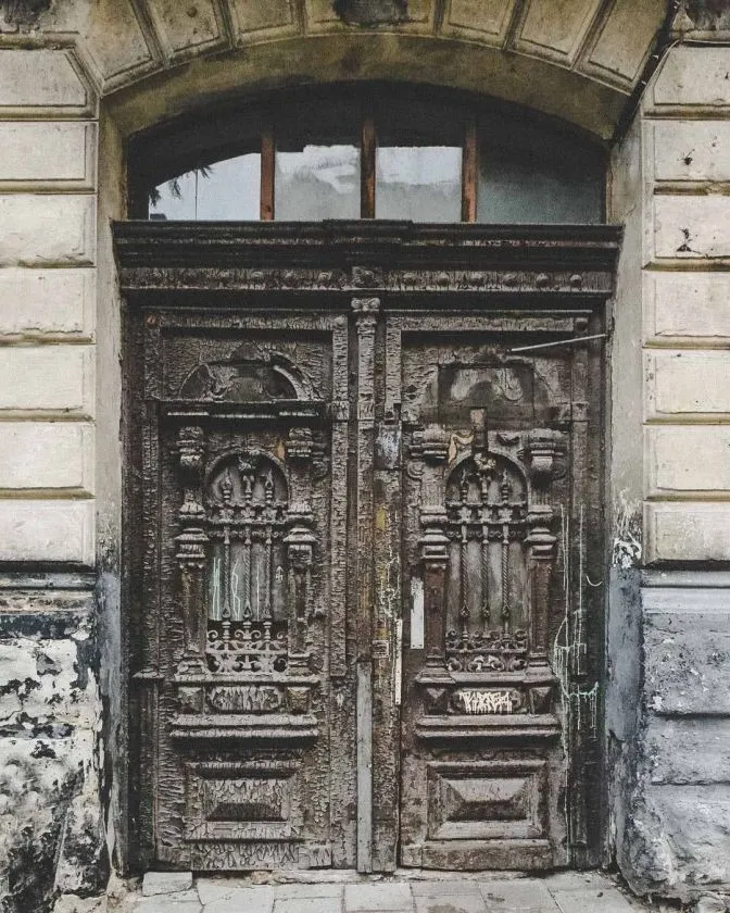 У Львові хочуть відреставрувати унікальну браму-загадку: цікаві фото