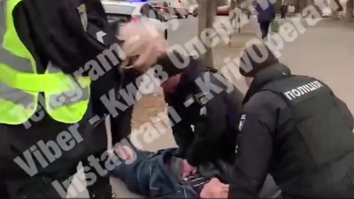 На Сирці у Києві чоловік помер за кермом: моторошне відео - Київ На Сирці у Києві чоловік помер за кермом: моторошне відео - Київ