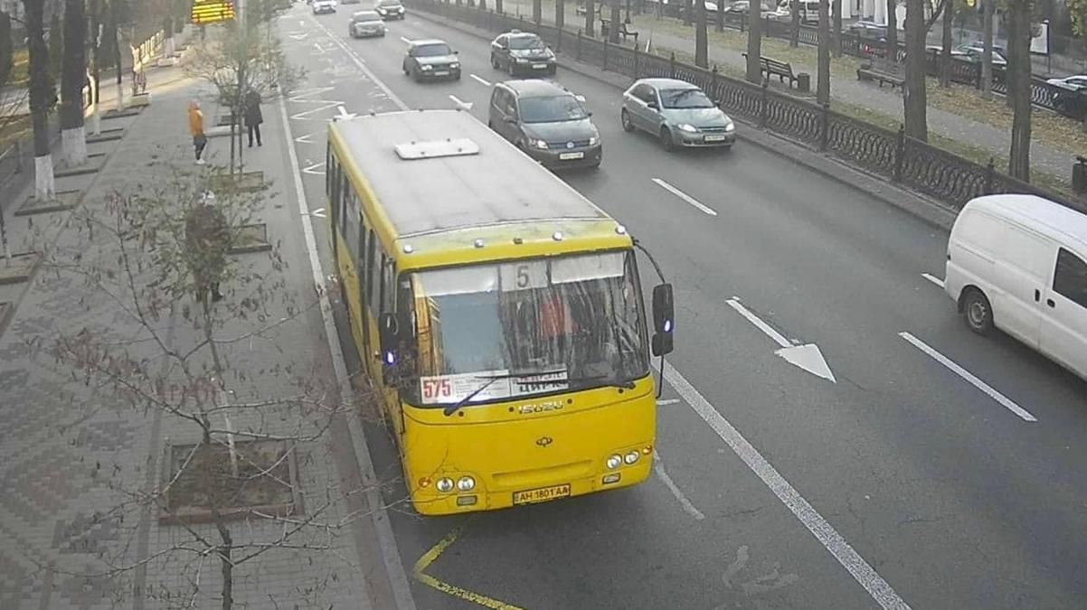 В Киеве из-за вождения маршрутчика пострадала женщина: тяжело травмированную высадили без помощи В Киеве из-за вождения маршрутчика пострадала женщина: тяжело травмированную высадили без помощи