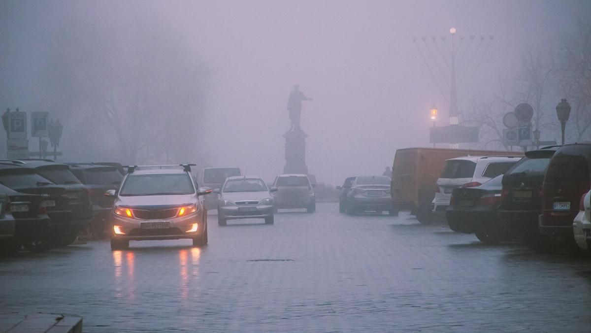 Одессу накрыло густым туманом и сразу образовались пробки: красноречивые видео из города