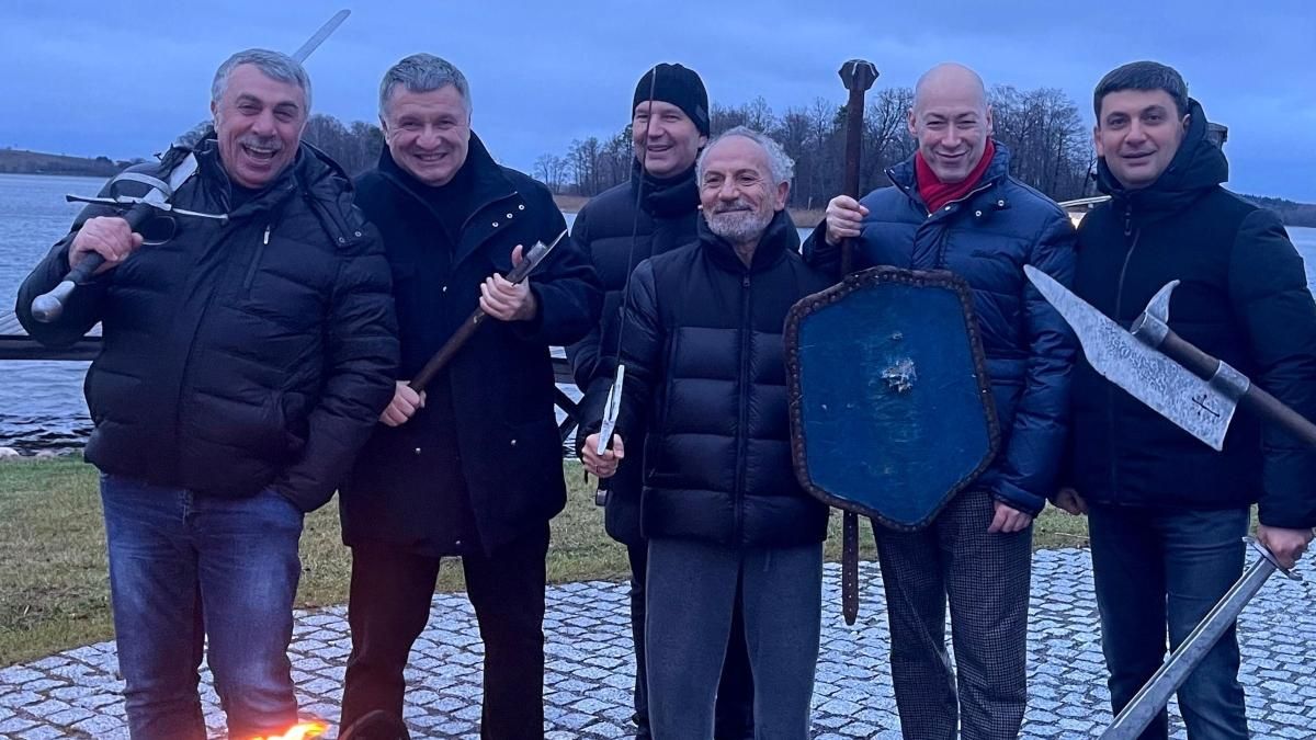 Фотографировал, наверное, Ахметов, – "слуга" о новом фото Авакова с Гройсманом и Комаровским Фотографировал, наверное, Ахметов, – "слуга" о новом фото Авакова с Гройсманом и Комаровским