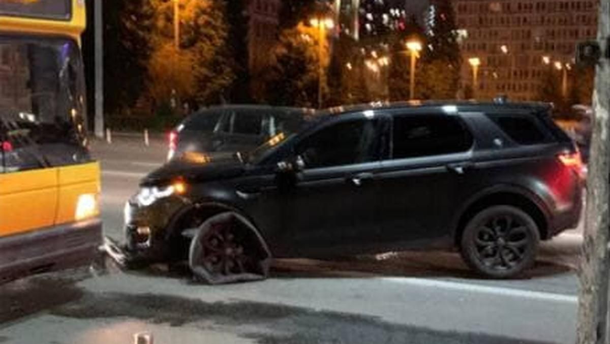 На Солом'янській площі у Києві сталася вкрай масштабна аварія з 4 машинами - Київ На Солом'янській площі у Києві сталася вкрай масштабна аварія з 4 машинами - Київ