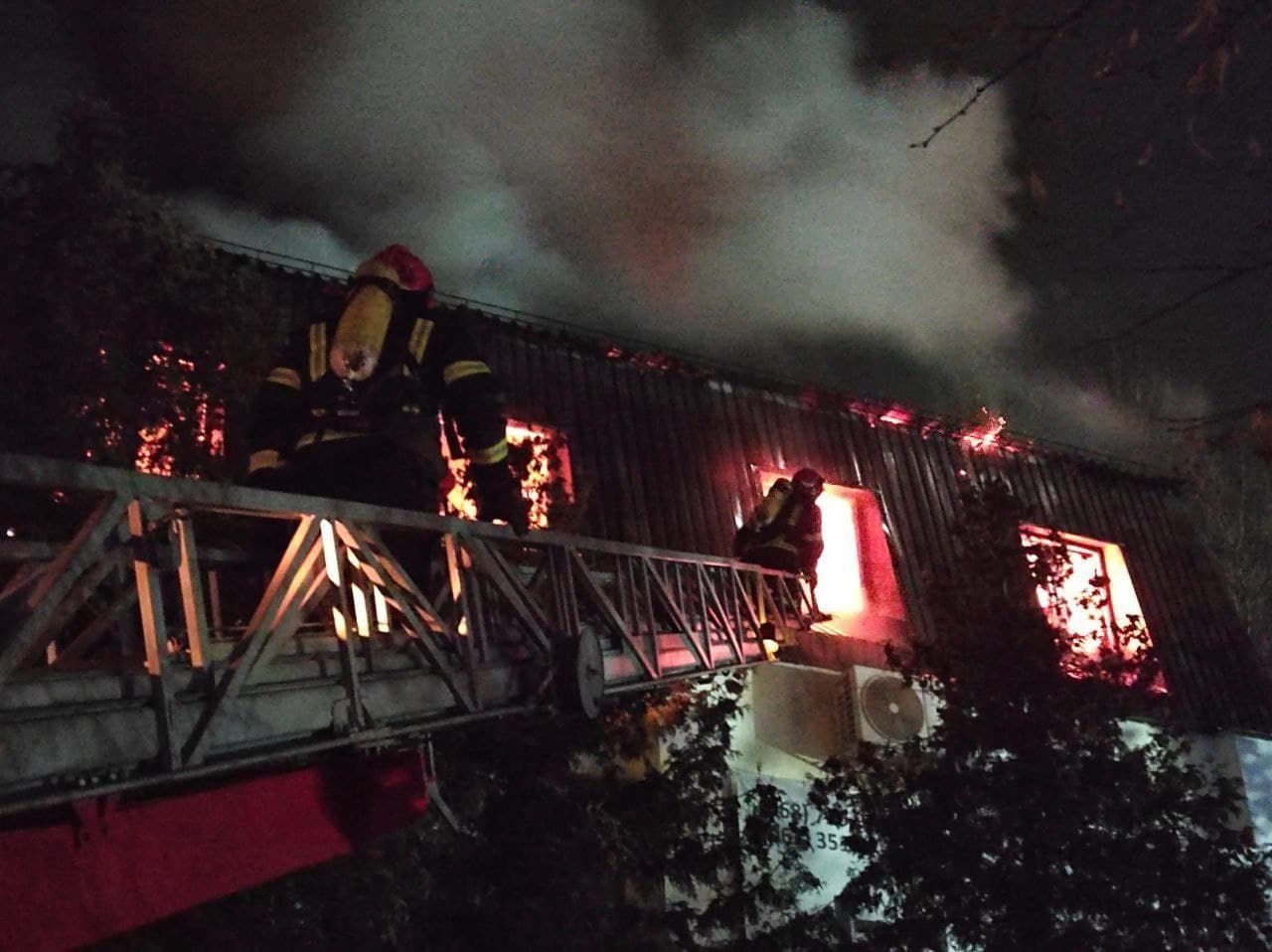 На Дарниці спалахнула велика пожежа: вогонь охопив 1400 квадратних метрів будівлі - Новини Київ - Київ