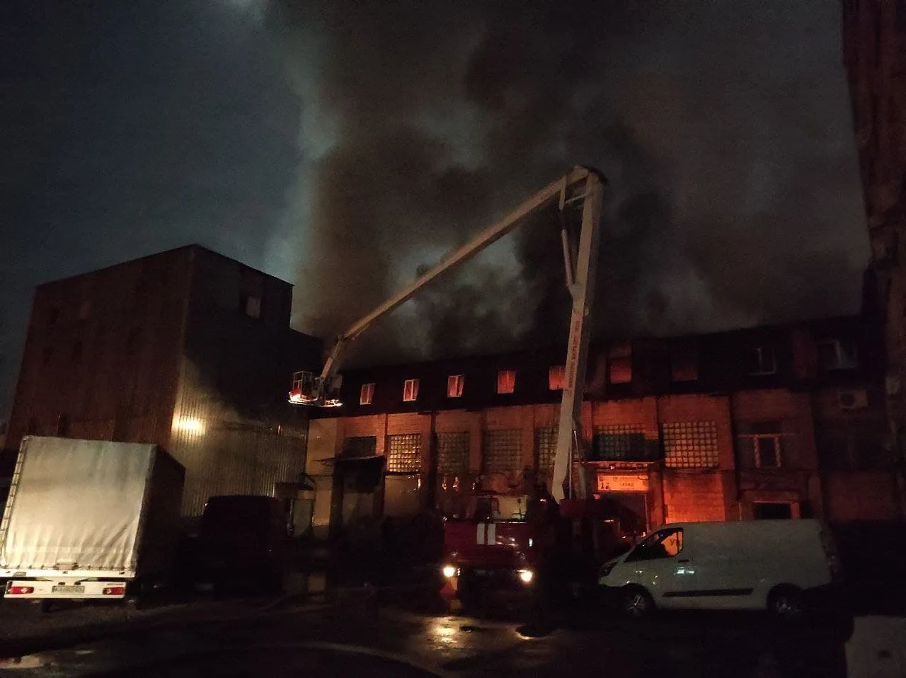 Пожежа на Дарниці, ДСНС, ліквідація вогню, горіла адмінбудівля на вулиці Колекторній Пожежа на Дарниці, ДСНС, ліквідація вогню, горіла адмінбудівля на вулиці Колекторній