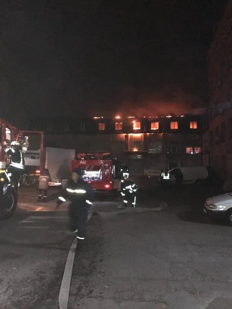 На Дарниці загорілася будівля, ДСНС гасили пожежу На Дарниці загорілася будівля, ДСНС гасили пожежу