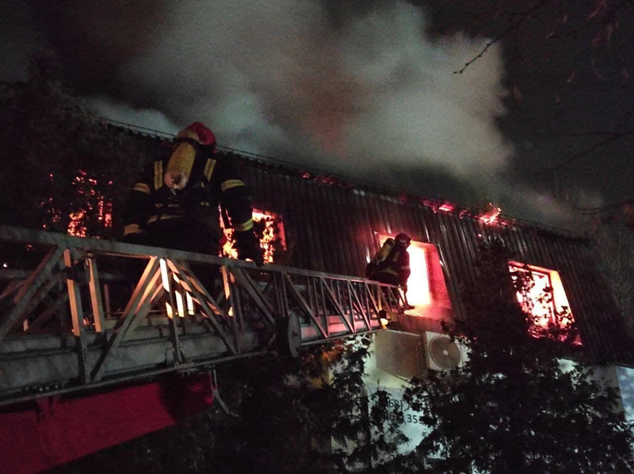 На Дарнице разгорелся большой пожар: огонь охватил 1400 квадратных метров здания