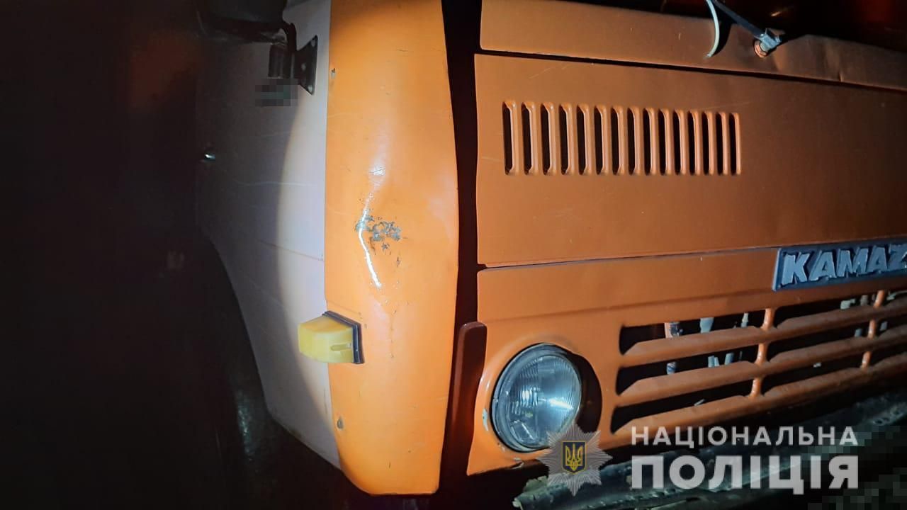 Бросил умирать на дороге: задержали водителя грузовика, который жестко сбил женщину под Одессой Бросил умирать на дороге: задержали водителя грузовика, который жестко сбил женщину под Одессой