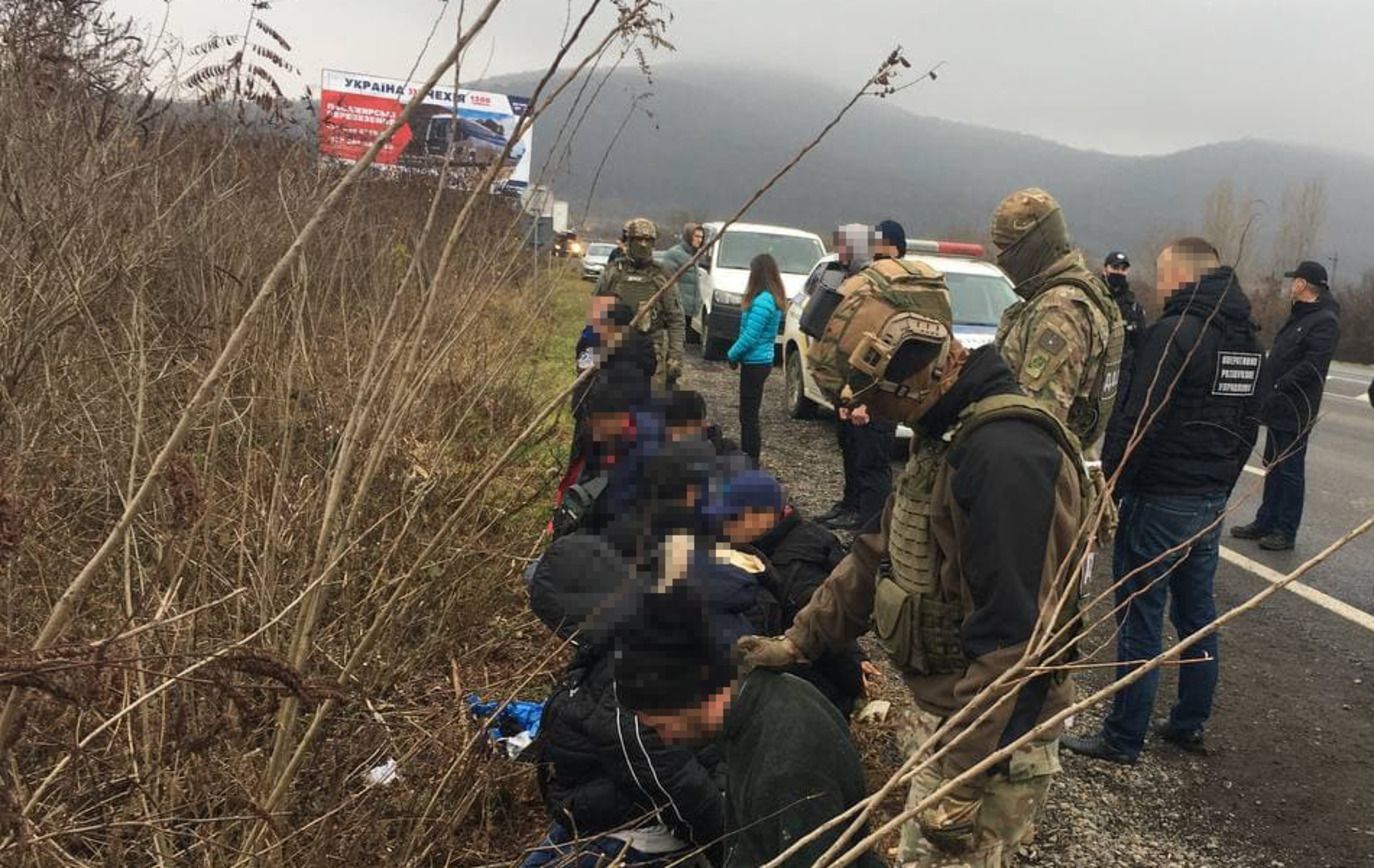 На Закарпатье задержали авто с украинцами, которые перевозили десятерых иностранцев