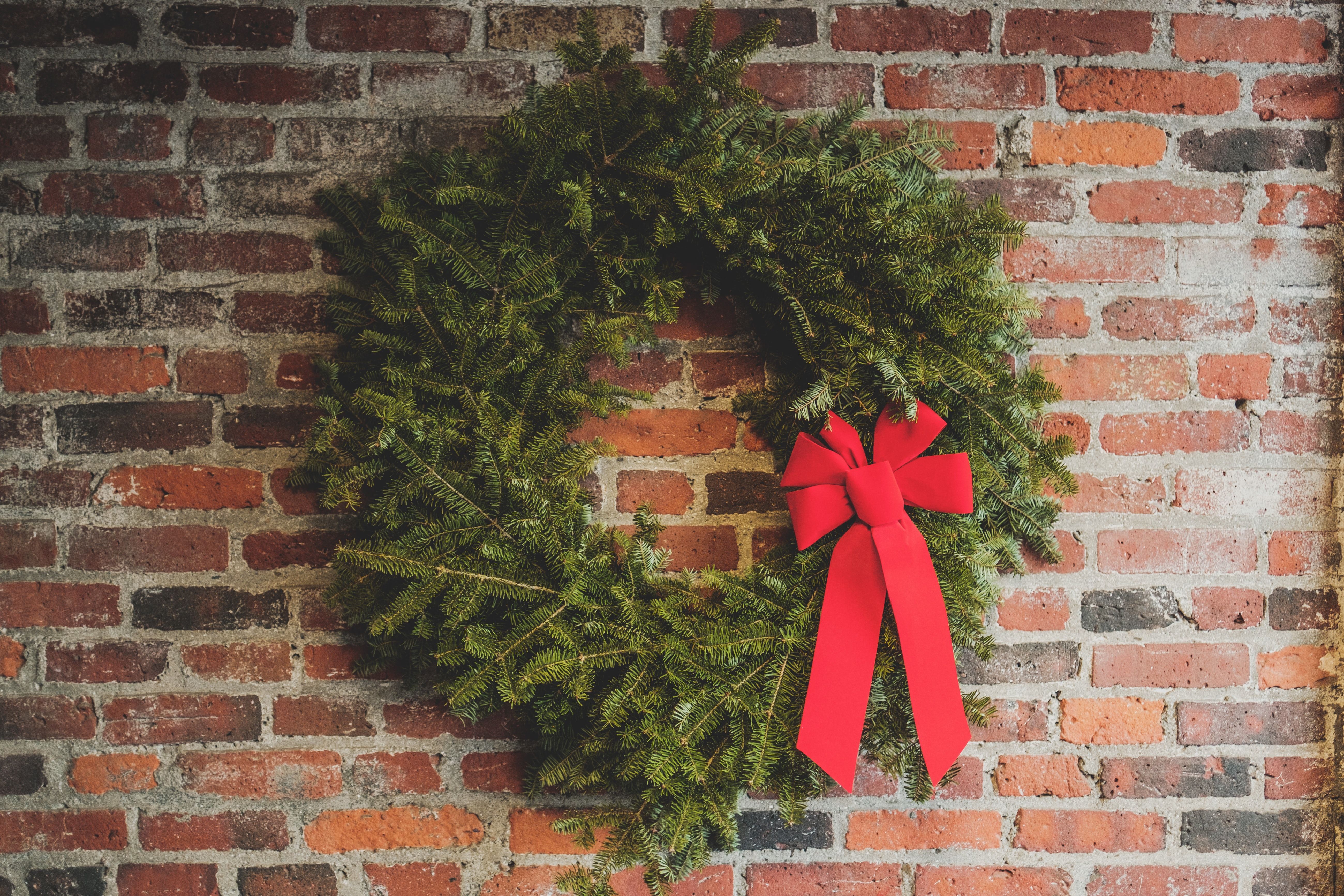 Мужчина предложил альтернативу рождественскому венку: как оригинально украсить дверь