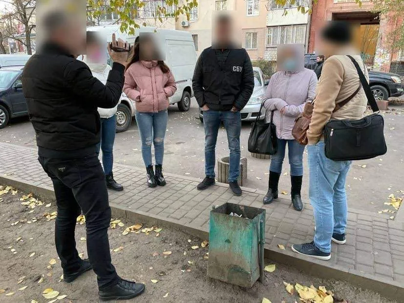 Правоохоронці затримали шахрайку Правоохоронці затримали шахрайку