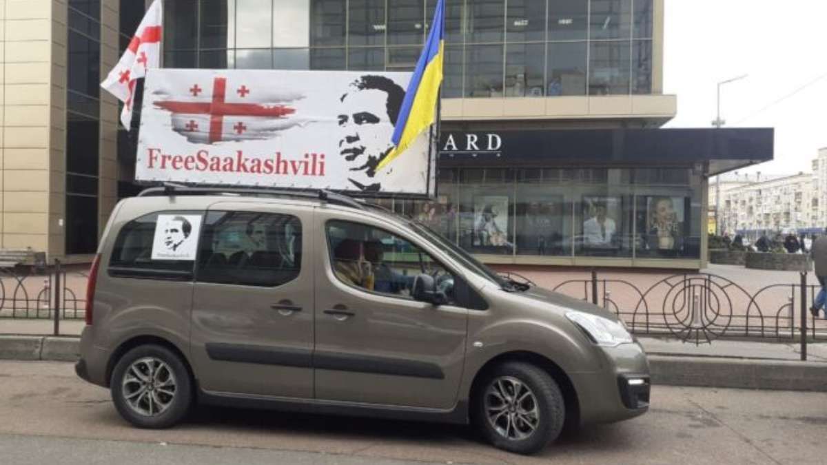 Колона з пів сотні машин: у Києві відбувся автопробіг на підтримку Саакашвілі - Грузія новини - Київ