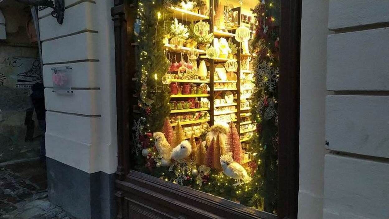 Місто перетворюється на казку: у центрі Львова встановлюють різдвяні декорації - Новини Львів - Львів Місто перетворюється на казку: у центрі Львова встановлюють різдвяні декорації - Новини Львів - Львів