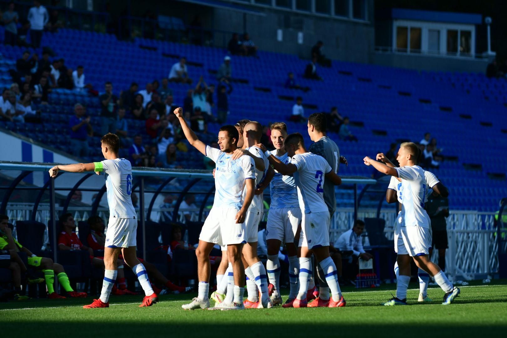 Головою під дев'ятку: Динамо U-19 шокувало Баварію вже на старті матчу – відео голу