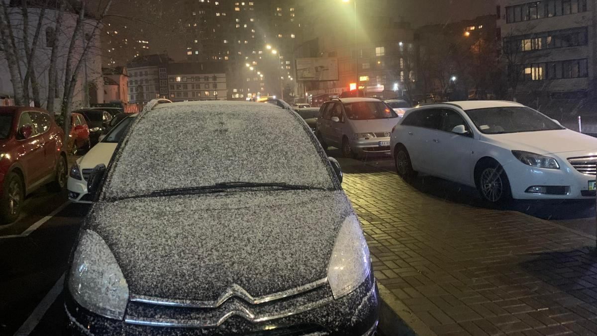 Київ вкриває першим снігом: комунальники вже вирушили на обробку доріг – яскраві фото та відео - Новини Києва - Київ Київ вкриває першим снігом: комунальники вже вирушили на обробку доріг – яскраві фото та відео - Новини Києва - Київ