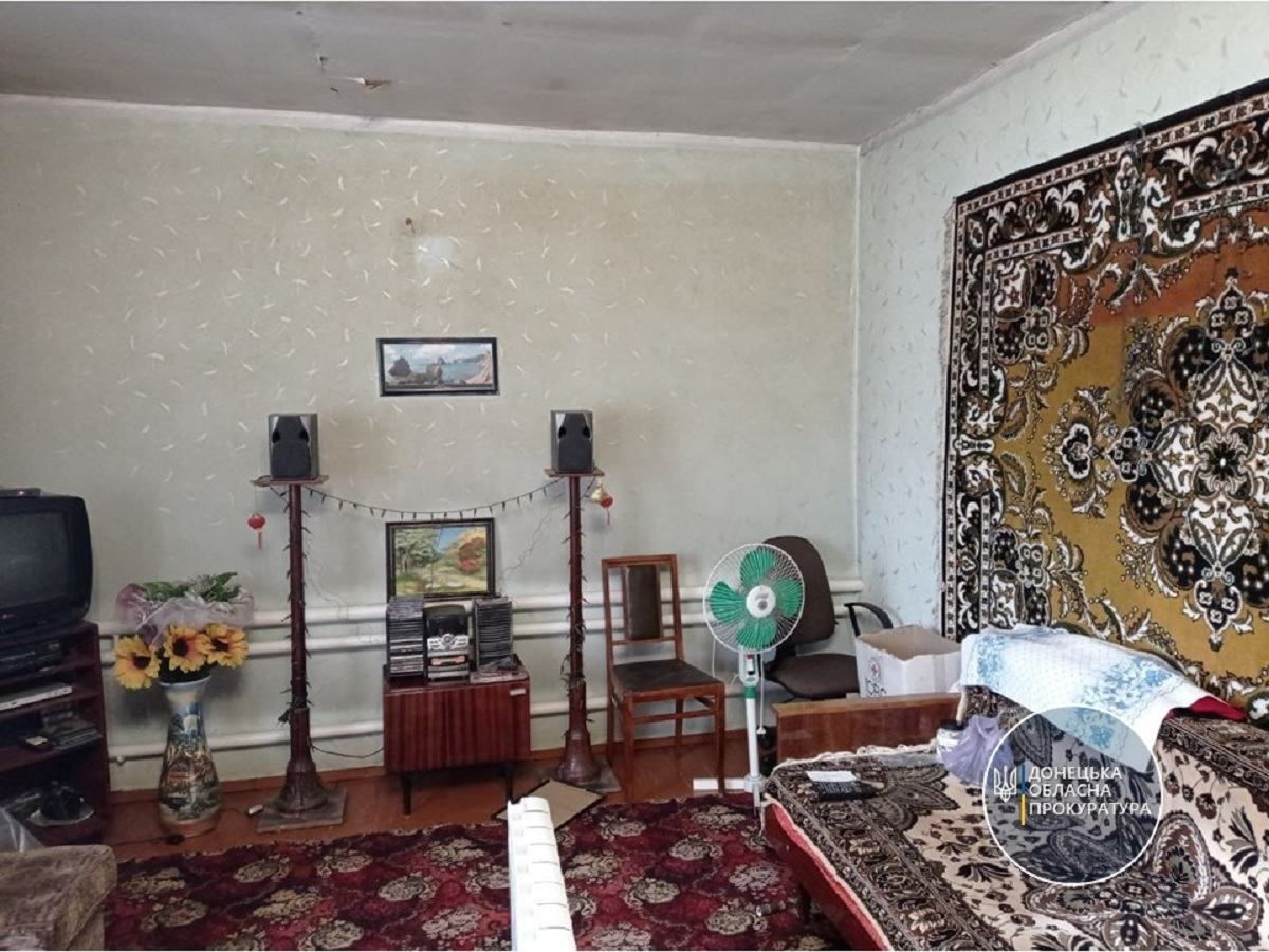 Боевики обстреляли Красногоровку: снаряд залетел в комнату мирных жителей Боевики обстреляли Красногоровку: снаряд залетел в комнату мирных жителей