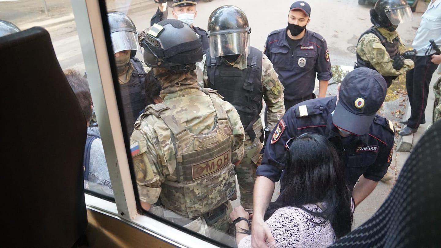 Российские оккупанты задержали десятки крымских татар в Симферополе